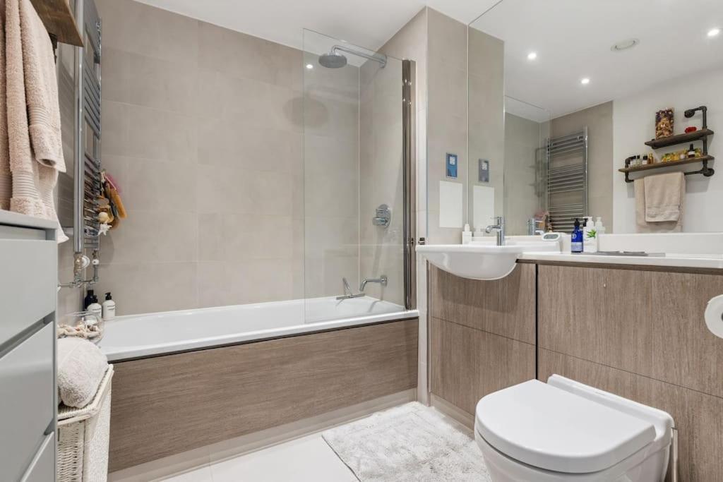 Modern New 1-Bedroom Home Stunning Views London Exterior photo