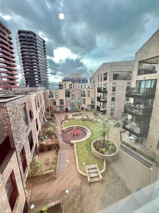 Modern New 1-Bedroom Home Stunning Views London Exterior photo